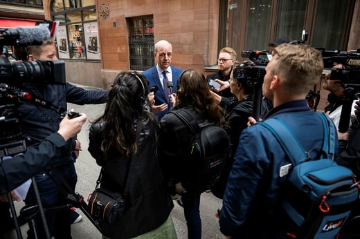 L'association des clubs Le football d'élite suédois a longtemps joué un rôle moteur dans les questions de sécurité dans les tribunes, mais lorsqu'il y a eu un problème lors d'un derby de Stockholm, beaucoup se sont tournés vers le nouveau président Fredrik Reinfeldt.