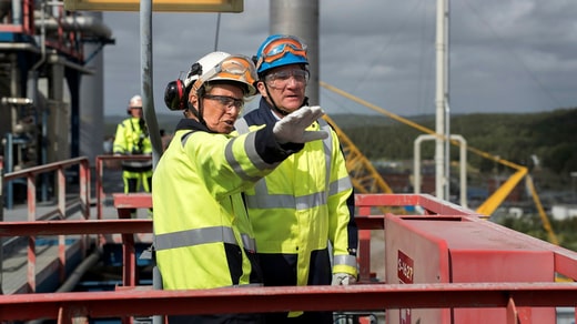 Photo du 2 juillet 2017 : le Premier ministre de l'époque, Stefan Löfven, est guidé lors d'une visite de l'entreprise chimique Borealis à Stenungsund. Leurs projets de réduction des émissions de CO2 sont désormais incertains, selon l'industrie.