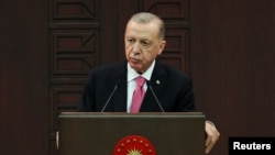 DOSSIER - Le président turc Recip Tayyip Erdogan annonce son nouveau cabinet lors d'une conférence de presse à Ankara, Turquie, le 3 juin 2023.