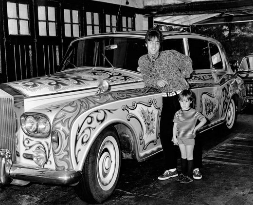 John Lennon avait une Rolls Royce dont la peinture était pour le moins spectaculaire. Il pose ici avec la voiture et son fils Julian.