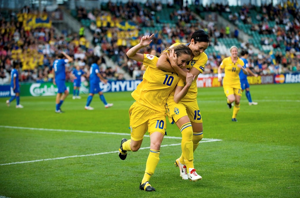 La Kosovare Asllani, âgée de 19 ans, fait ses débuts en tant que joueuse de premier plan lors du Championnat d'Europe 2009. Elle serait la meilleure au monde, a-t-elle déclaré dans l'une de ses premières interviews. 