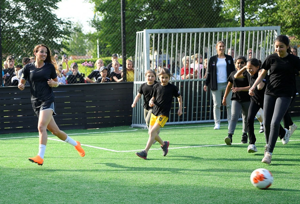 En 2018, la cour Asllani a été inaugurée - un terrain de football dans le quartier d'enfance de la star, Bullerbyn, à Vimmerby, qui vise à inciter les filles d'origine étrangère à commencer à jouer au football. Kosovare Asllani s'y est rendue et a rencontré des enfants désireux de jouer.