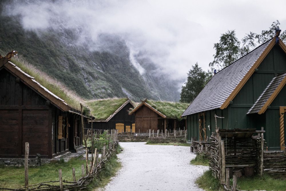 Chalets vikings dans les nuages du Nærøyfjord