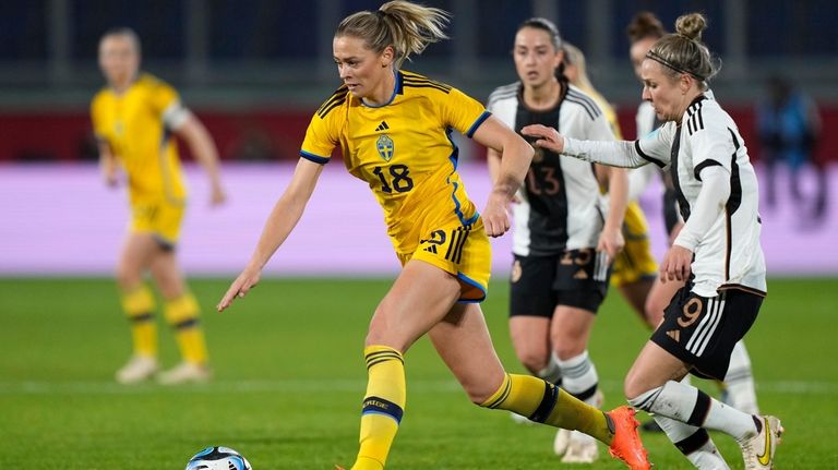 L'Allemande Svenja Huth, à droite, et la Suédoise Fridolina Rolfoe se disputent...