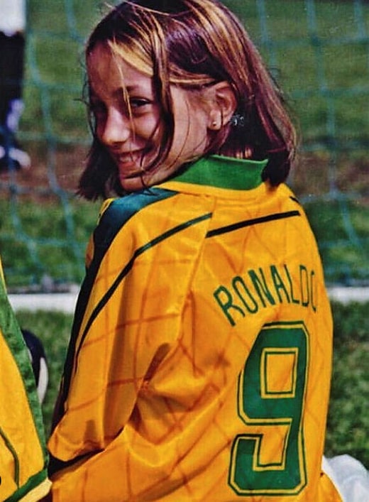 Kosovare Asllani, enfant, avec le nom de son idole Ronaldo sur son maillot. Aujourd'hui, elle joue avec le numéro 9 dans le dos, comme l'ancienne star brésilienne. 