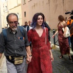 VILLE DU VATICAN, VATICAN - 2023/05/24 : Les activistes du mouvement Ultima Generazione (Dernière Génération), Guido Viero, et Ester Goffi se dirigent vers l'une des entrées de la Cité du Vatican pour leur procès. Les militants du mouvement Ultima Generazione (Dernière Génération), Guido Viero et Ester Goffi ont assisté à leur procès au Vatican. Pendant ce temps, le mouvement Ultima Generazione a manifesté pour soutenir deux activistes qui en sont à leur premier procès au Vatican pour s'être collés à la statue de 