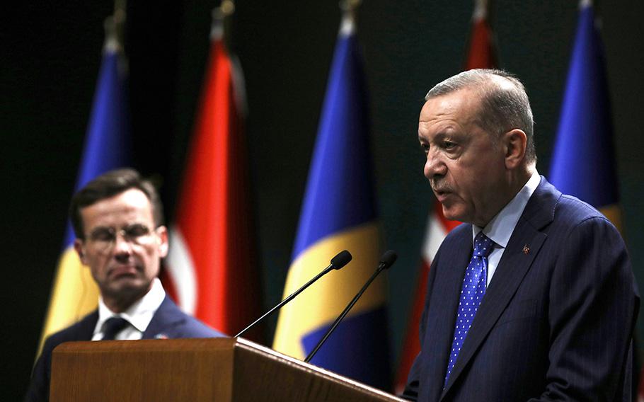 Le président turc Recep Tayyip Erdogan, à droite, et le premier ministre suédois, Ulf Kristersson, assistent à une réunion d'information au palais présidentiel d'Ankara, Turquie, le 8 novembre 2022.
