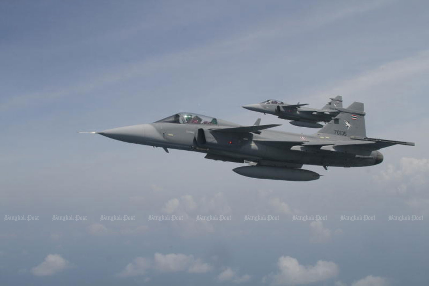 Des pilotes de l'escadre 7 font voler deux Gripen au-dessus de la mer d'Andaman le 25 juin 2011. (Photo par Surapol Promsaka Na Sakolnakorn)