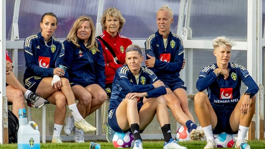 La manager de l'équipe nationale Marika Domanski Lyfors (deuxième à partir de la gauche) avec les stars de l'équipe nationale Kosovare Asllani, Olivia Schough, Caroline Seger et Lina Hurtig pendant les Championnats d'Europe l'année dernière. La physiothérapeute Kristina Forsblom est également sur le banc.