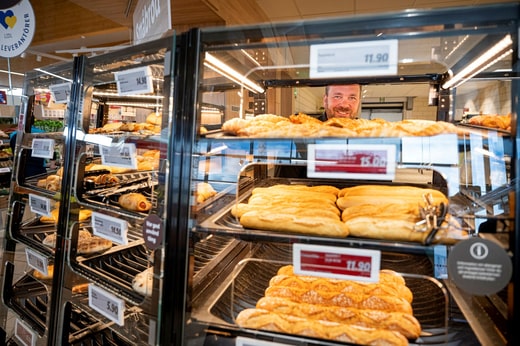 Jakob Josefsson, PDG suédois de Lidl, au comptoir à pain du magasin de Barkarby : 