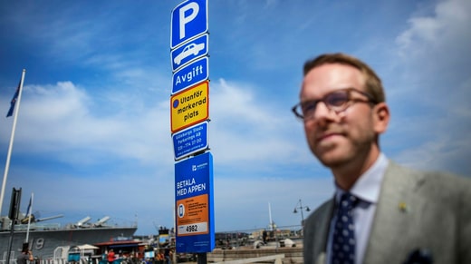 Dans le centre de Göteborg, il y a très peu de bornes de recharge publiques dans les rues ordinaires. Comme ici, à Packhusplatsen, où la municipalité est propriétaire du terrain, il n'y a pas de bornes de recharge. Andreas Carlson estime aujourd'hui que la réglementation doit être simplifiée.