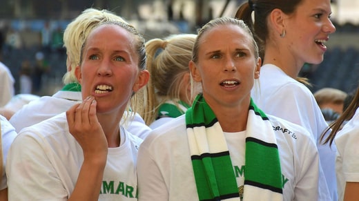 Julia Roddar et Jonna Andersson, qualifiées pour l'équipe nationale, célèbrent la coupe d'or avec Hammarby.