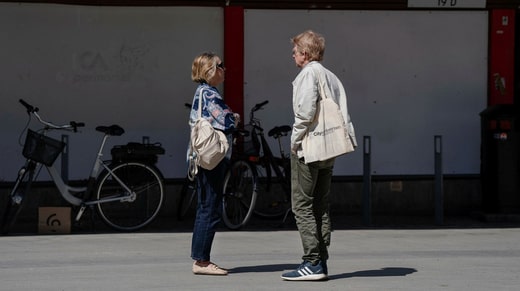 Gunilla Bhur et Jan-Erik Gustafsson devant le magasin ICA, qui a fermé ses portes en février.