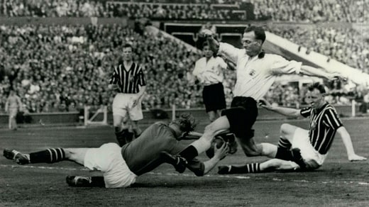 Le coup. Bernhard Trautmann sauve le ballon mais reçoit le genou de Peter Murphy de Birmingham dans le cou.