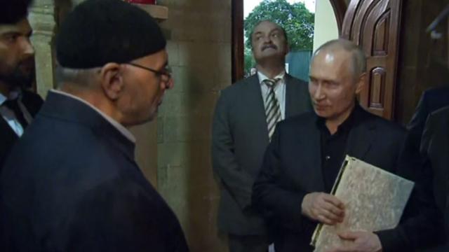 Poutine recevant un Coran dans la mosquée Juma de Derbent, au Daghestan, le 28 juin. Source : Présidence de la Fédération de Russie : Présidence de la Fédération de Russie.