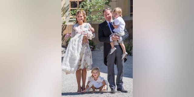 la princesse madeleine avec son mari et ses enfants