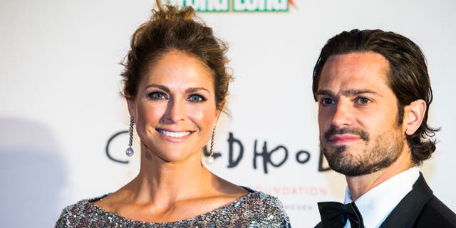 le prince carl et la princesse madeleine de suede sur le tapis rouge