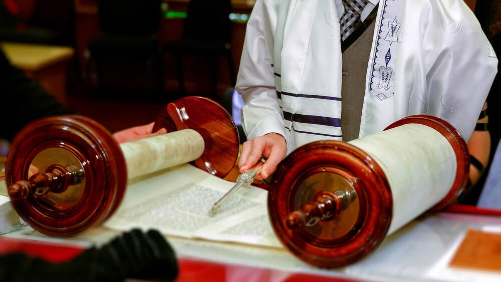 נער בר מצווה קורא בתורה