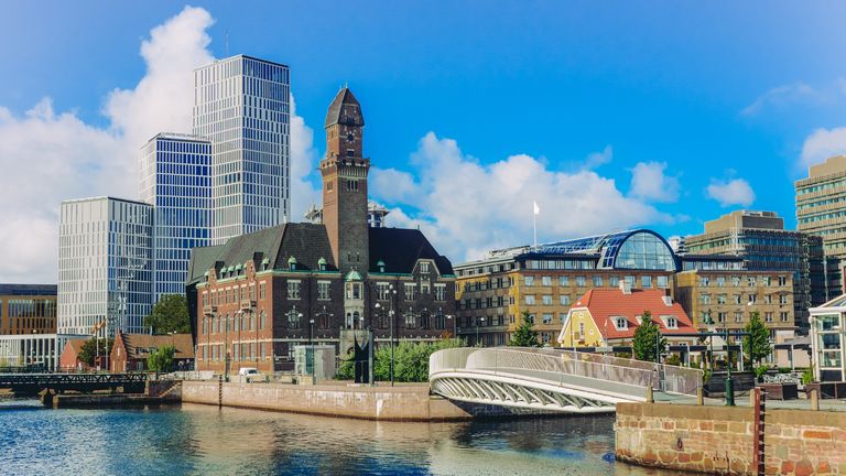 Le centre-ville de Malmö avec ses bâtiments anciens et modernes, Suède