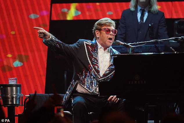 Final : Sir Elton a dit à ses fans de Stockholm qu'il avait intérêt à ce que ce soit un bon spectacle, alors qu'il reconnaissait que c'était le dernier.