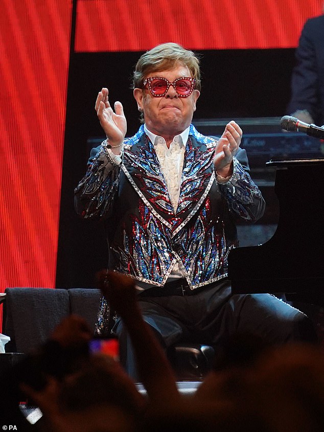 Iconique : Portant une paire de lunettes de soleil roses embellies, Elton a donné le coup d'envoi du dernier spectacle de sa gigantesque tournée avec sa chanson phare Bennie And The Jets.