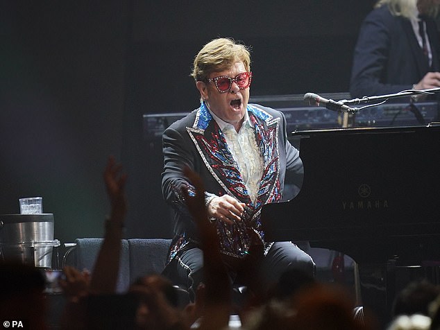 Emotionnel : Après une interprétation endiablée de Philadelphia Freedom, il a réveillé le public en le saluant et en disant : 