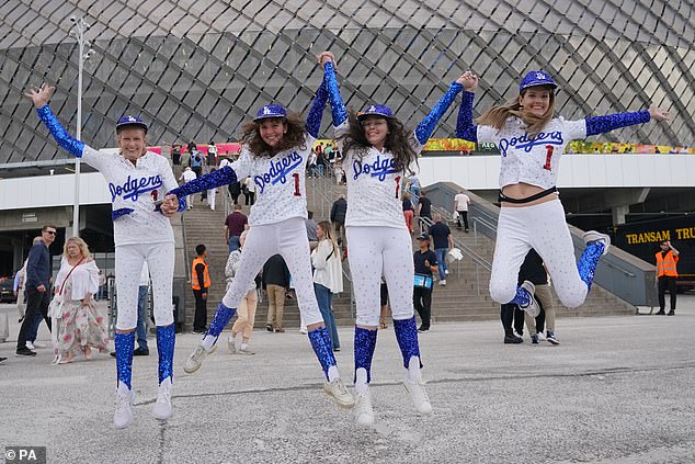Incroyable : La mère Liz Williams, 59 ans, et ses trois filles - Brie, 17 ans, Beatrice, 27 ans, et Elizabeth Ault, 38 ans - ont fait le voyage depuis la Louisiane, aux États-Unis, pour assister à ce moment historique.