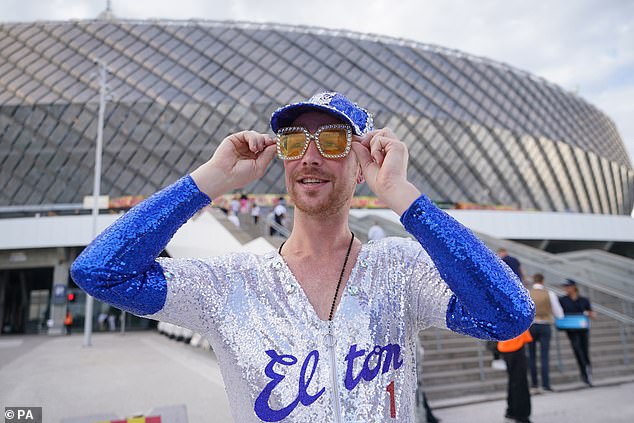 Rocketman : Le spectacle marque la fin de la carrière de Sir Elton après environ 50 ans de tournée (Fan Tony Knaepen, 38 ans, sur la photo).