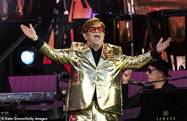 Éloge : Ce dernier concert intervient après que la prestation d'Elton à Glastonbury (photo) - qui pourrait être sa dernière en Grande-Bretagne - a été saluée comme l'une des plus grandes finales de tous les temps.