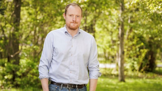 Niklas Daoson (S) est président du conseil municipal d'Östersund. Bien qu'il voie de grands avantages pour la ville à l'adhésion de la Suède à l'OTAN, il souligne les lacunes des chemins de fer suédois. Comment le matériel de guerre et les personnes seront-ils transportés alors que les chemins de fer ne sont pas à la hauteur ? demande-t-il.