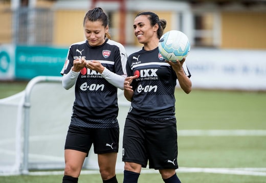 Ali Riley, à gauche, avec son ancienne coéquipière Marta lorsqu'elle jouait à Rosengård.