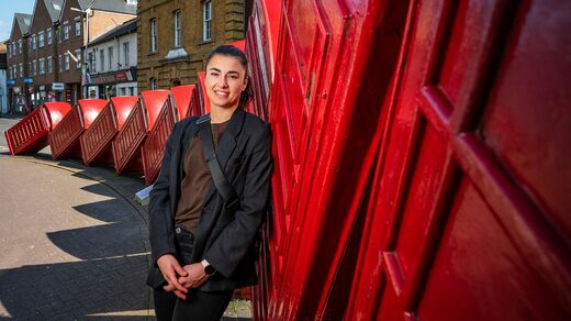 Chelsea est un club londonien, mais le stade féminin Kingsmeadow est situé à Kingston Upon Thames, juste à l'extérieur du centre-ville. Zecira Musovic aime faire partie de l'équipe. 