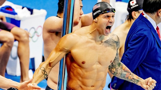Caeleb Dressel crie sa joie après une nouvelle médaille d'or olympique à Tokyo.