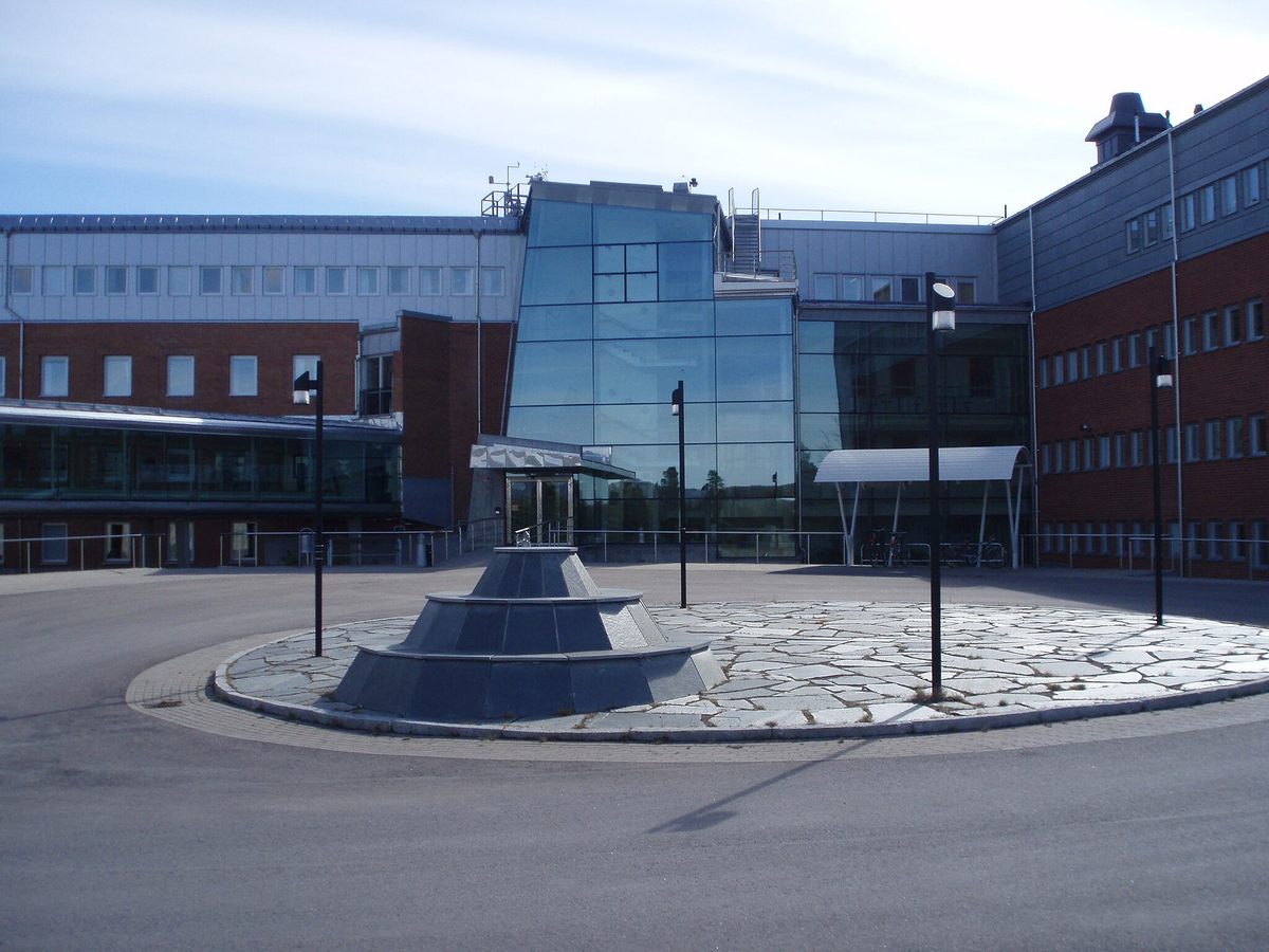 L'Institut de physique spatiale de Kiruna possède une plaque marquant la limite du système solaire lui-même, à environ 590 miles du Globe. 