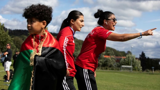 Wida Zemarai est une entraîneuse active, ici avec sa collègue Farkhunda Muhtaj.