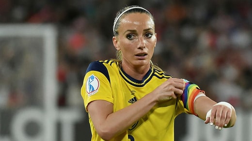 Kosovare Asllani avec le brassard de capitaine lors de la demi-finale du Championnat d'Europe l'année dernière.