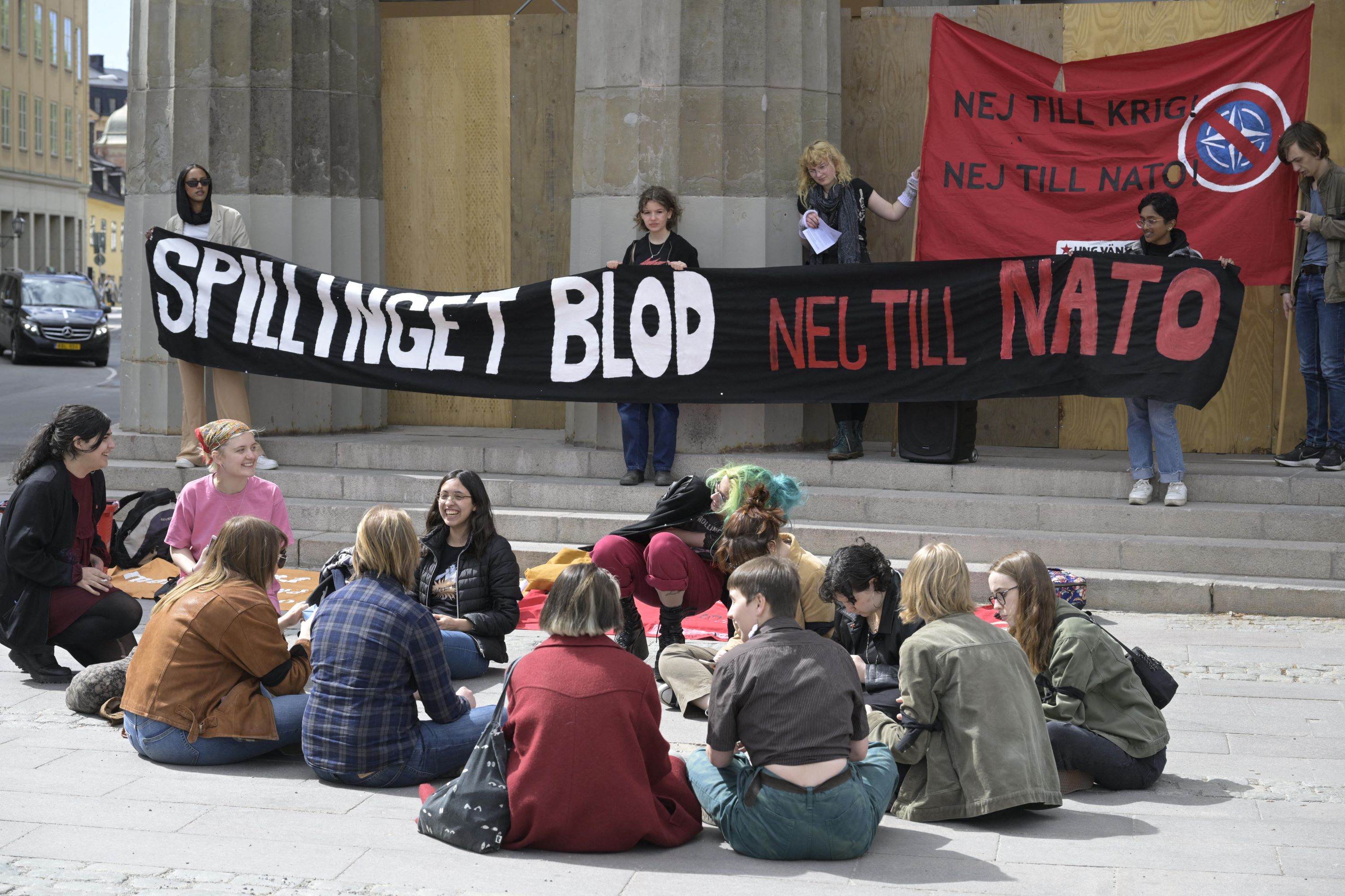 Des manifestants tiennent une banderole pour protester contre la demande d'adhésion de la Suède à l'OTAN, sur laquelle on peut lire 