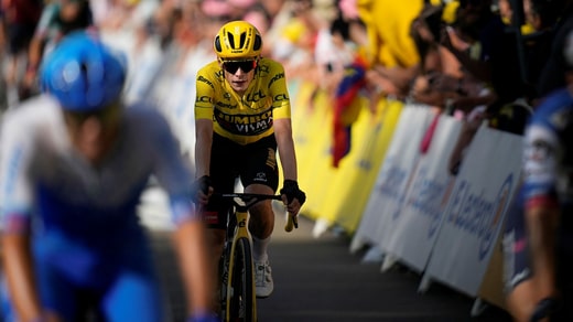 Jonas Vingegaard, ici dans le maillot jaune de leader, a la possibilité de remporter le Tour de France pour la deuxième année consécutive.