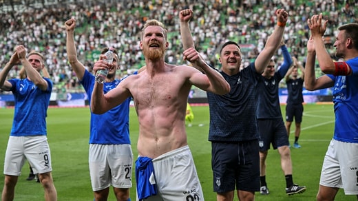 Klaksvík fête sa progression en Ligue des champions à Budapest.
