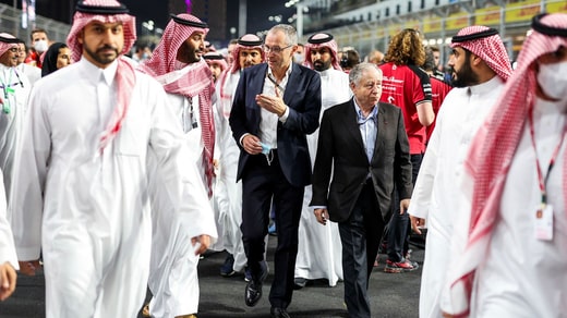 Le dirigeant de facto de l'Arabie saoudite Mohammed bin Salman - photographié ici avec le PDG de la Formule 1 Stefano Domenicali et l'ancien président de la Fédération internationale de l'automobile Jean Todt - est l'une des clés de cette énorme entreprise sportive.