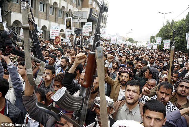 Des Yéménites participent à une manifestation dénonçant l'incendie du livre saint de l'islam, le Coran, en Suède et au Danemark, le 24 juillet 2023 à Sanaa, au Yémen.