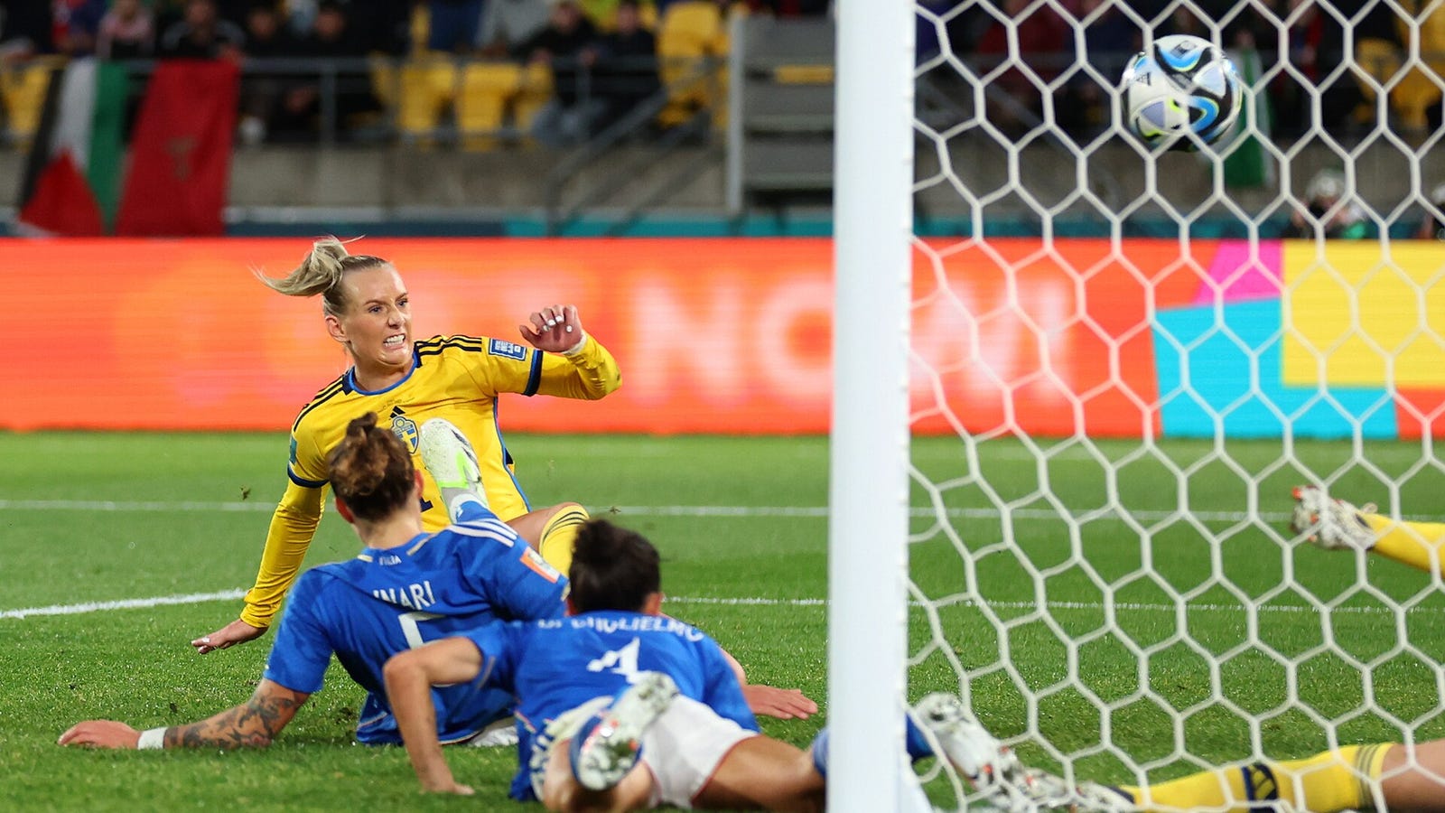 Stina Blackstenius permet à la Suède de mener 3-0 avant la mi-temps