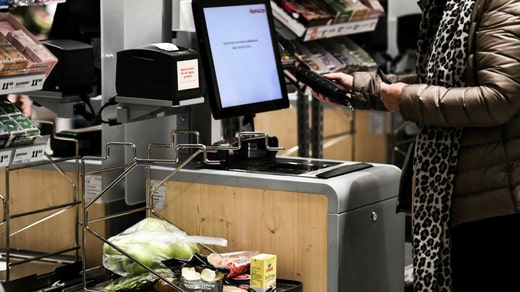 Dans les caisses rapides, le client scanne les marchandises directement à la caisse. Image d'archive de Hemköp.