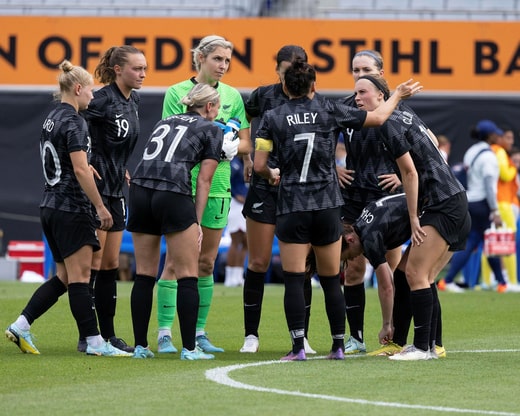 Ali Riley rassemble son équipe lors d'un match international entre la Nouvelle-Zélande et les États-Unis au début de l'année.