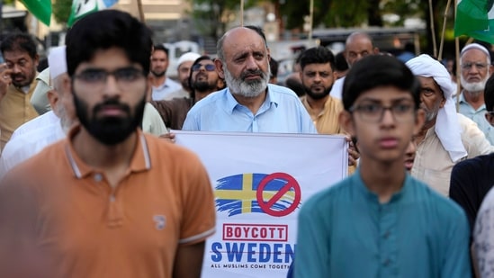 Des partisans du groupe religieux Jamaat-e-Islami participent à un rassemblement à Islamabad, au Pakistan, lundi, contre la profanation du livre saint de l'islam, le Coran, qui a eu lieu en Suède. (AP)