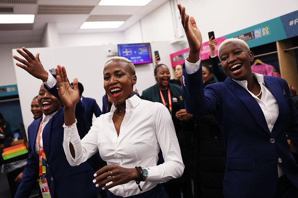Les joueurs dansent dans les vestiaires.