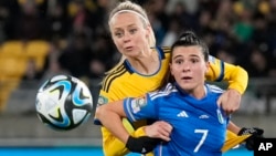 Amanda Ilestedt (Suède), à gauche, et Sofia Cantore (Italie) en action lors du match du Groupe G de la Coupe du monde féminine entre la Suède et l'Italie à Wellington, Nouvelle-Zélande, 29 juillet 2023.