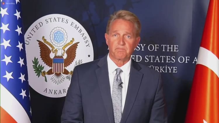 Les États-Unis s'attendent toujours à ce que la Suède adhère à l'OTAN d'ici juillet, malgré les tensions avec la Turquie, selon l'ambassadeur des États-Unis