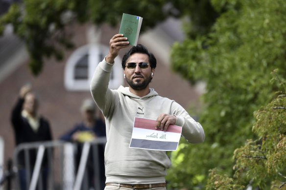 Le manifestant Salwan Momika apparaît devant l'ambassade d'Irak à Stockholm avant de brûler le Coran et le drapeau irakien.