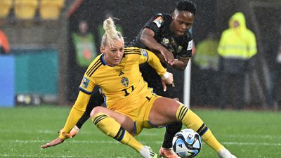 Stina Blackstenius (Suède) et Bonged Gamede (Afrique du Sud) se disputent le ballon à Wellington.